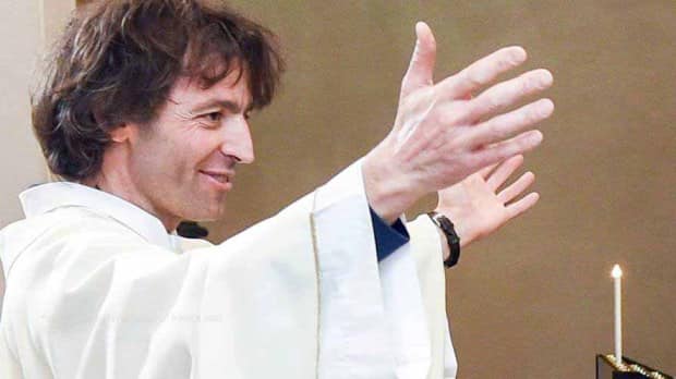 15 septembre 2020: Don Roberto Malgesini un prêtre italien périt assassiné, victime d’un miséreux à qui il venait en aide. 
Il pourrait être "prochainement béatifié". En Italie, la mémoire de son sourire parle encore, le sourire invisible de la charité. 
#RobertoMalgesini #Eglise