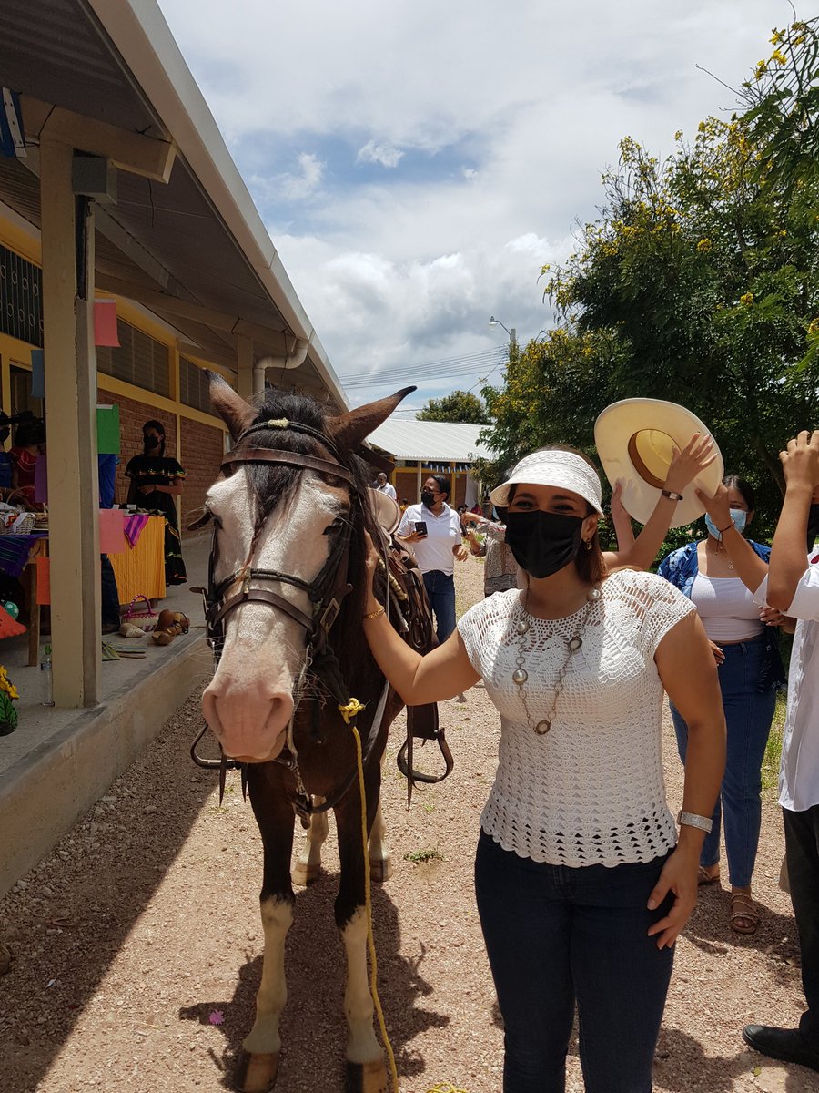 Marisolcarball2's tweet photo. El día de ayer, tuve la oportunidad de ser jurado calificador a una GRAN FIESTA CATRACHA que estuvo INCREIBLEMENTE ESPECTACULAR! a la mejor que he ido!
Me hicieron respirar al 💯 mi tan bonita cultura!!!
#ciudadano504 #AmoMiTierra #OrgullosamenteCatracha ., https://t.co/XzMohbhFax