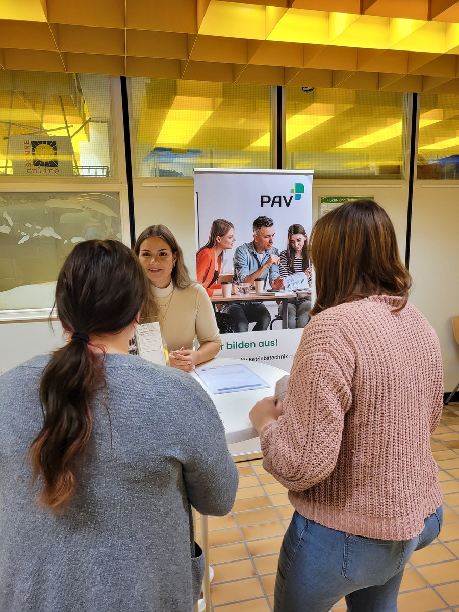 PAVbrand's tweet photo. Heute standen wir auf dem Siegel-Day der Beruflichen Schule des Kreis #Stormarn in Bad Oldesloe und konnten zahlreiche Gespräche mit potentiellen Auszubildenen führen. Hier zu sehen: Antonia im Dialog mit zwei Schülerinnen, die sich über die #Ausbildung bei PAV informieren. https://t.co/kQizcb8cGb