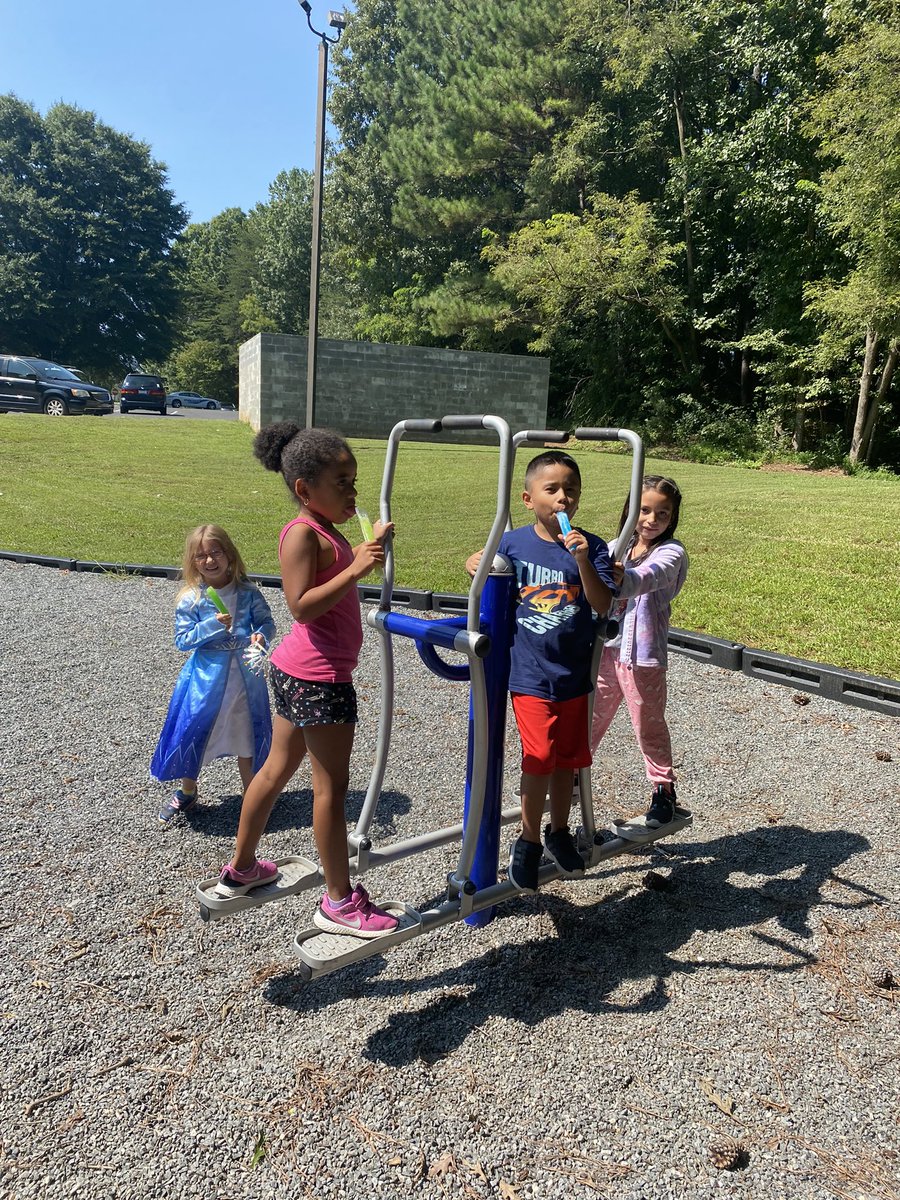 MBaker_RunSun's tweet photo. Best part of my day! I got #recess time with these Ss @eastfieldglobal #popsicleswiththeprincipal 1st Q wrap! #balancedcalendar https://t.co/f8iudKTbSe
