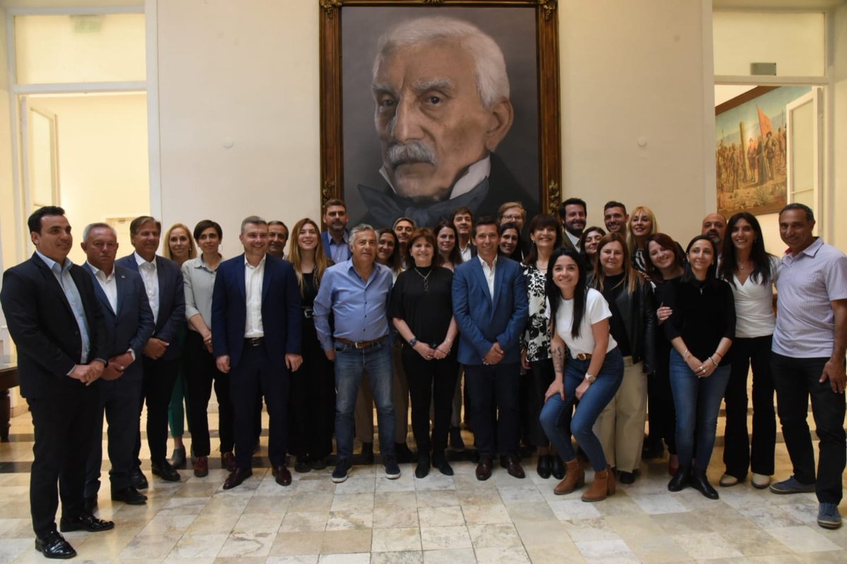 PatoBullrich's tweet photo. Con @AlfredoCornejo nos reunimos con los legisladores del Interbloque Cambia Mendoza. Coincidimos que el momento histórico que enfrentamos necesita del coraje de todos los argentinos. https://t.co/kJPsUeukDV