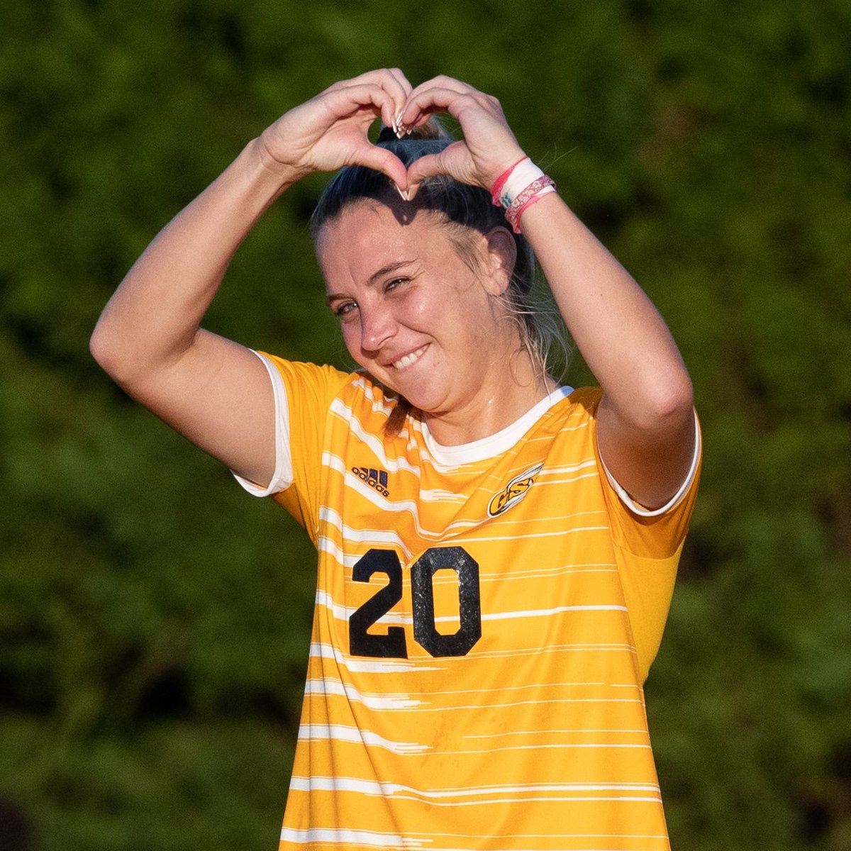 GSWAthletics's tweet photo. Lots of love for Hurricane Nation on #GoldForce Thursday! 🫶 💛 https://t.co/cWI93tsKzy
