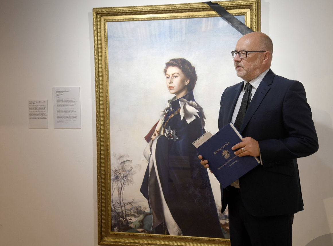 SimonDwyer1's tweet photo. The @FishmongersCo copy of the #Annigoni portrait of HM Queen Elizabeth displayed @GrimsbyFishing - a fitting way to pay tribute on behalf of @grimsbyfishnear @GrimsbyFMA https://t.co/G4y2dPxbU1