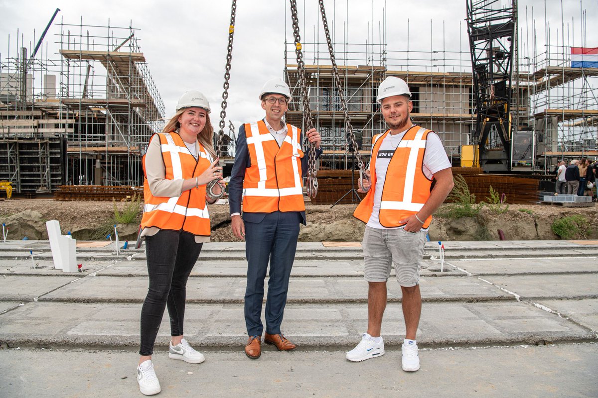 Op de bouwplaats in Boven-Hardinxveld konden de aanwezigen een kijkje nemen bij de woningen in aanbouw #DeRokerij (Foto's Blokland Bouwpartners)