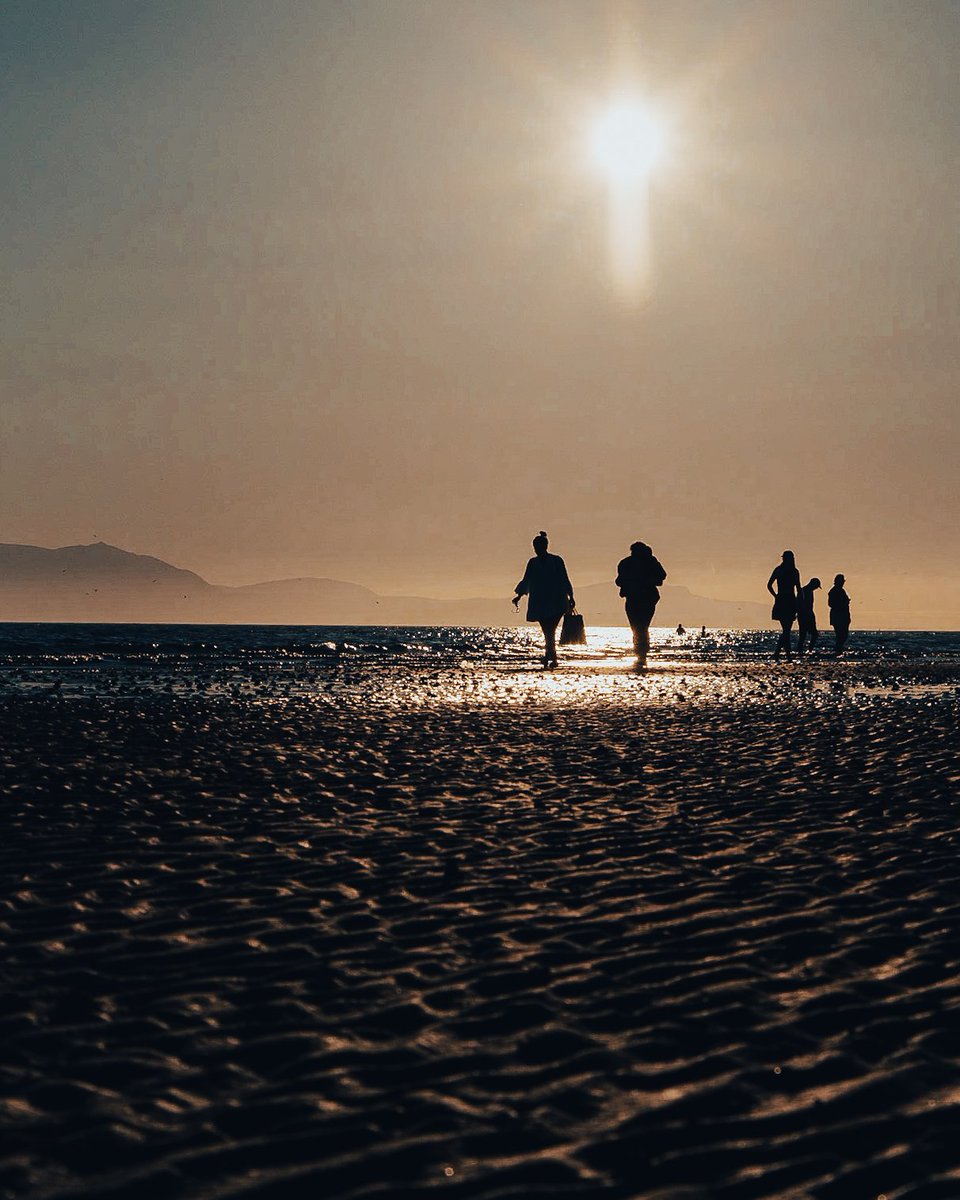 The_fizzler_'s tweet photo. Am I the only only loving how sunset is at a more reasonable time in September? 😂😎 #sunsets #Silhouette #Arran https://t.co/BDtSS9GYAf
