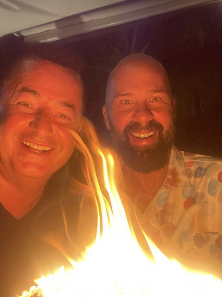 Yaptığımız dedikodular yüzünden cehennemde yanarken kankam ve ben