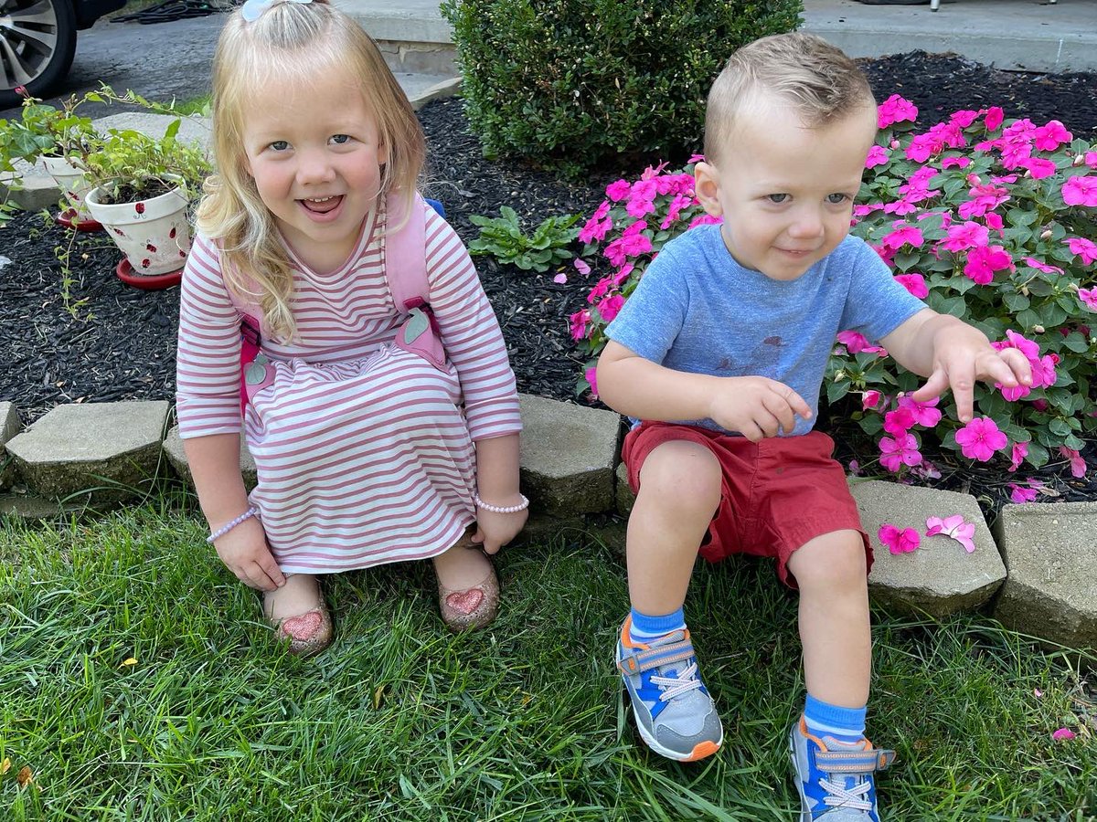 Emilia’s first day of school 🍎 (4 hours/ week still counts as school right ? 😅)