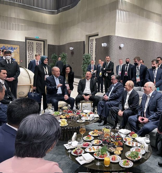 abdullahciftcib's tweet photo. Şangay İşbirliği Örgütü Toplantısı.
Lahmacunlar da masada mı:)
Doğunun sıcaklığı. https://t.co/u9EtlYOJMu