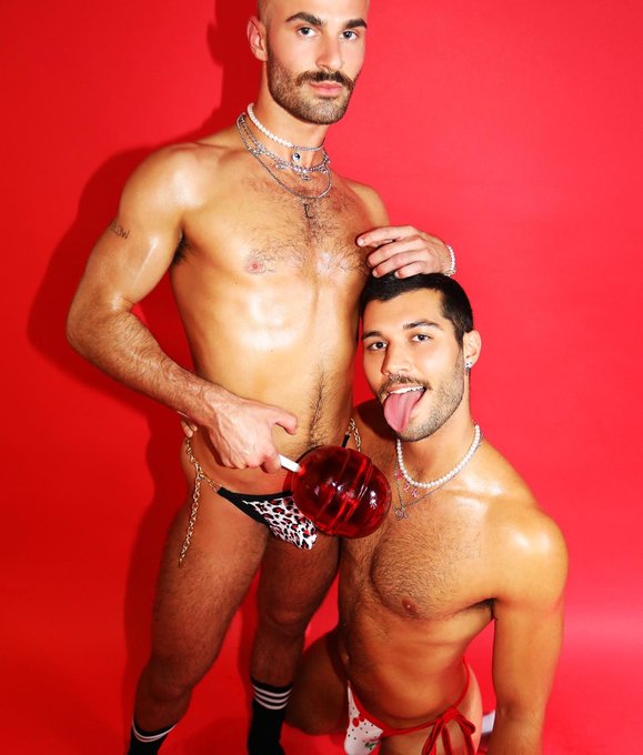 2 pic. How many licks to get to the center ??? #marekrichard #gayboys #gaycollab #gaymuscle #onyourknees