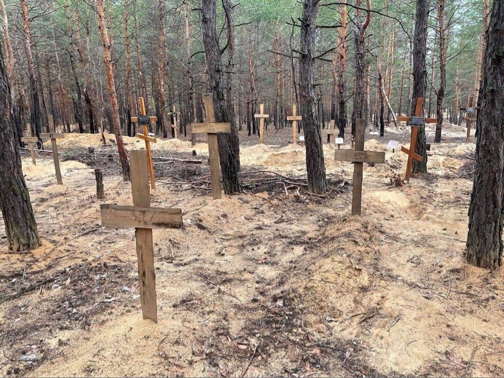 olex_scherba's tweet photo. A forest near Izyum where Russians buried nameless victims. Only crosses and numbers. One cross is signed “Ukrainian army, 17 people”.
Altogether, only in Izyum the number of victims is estimated at 1000.
#GenocideOfUkrainians #RussiaIsATerroristState #StandWithUkraine https://t.co/VCU9bMxIlM