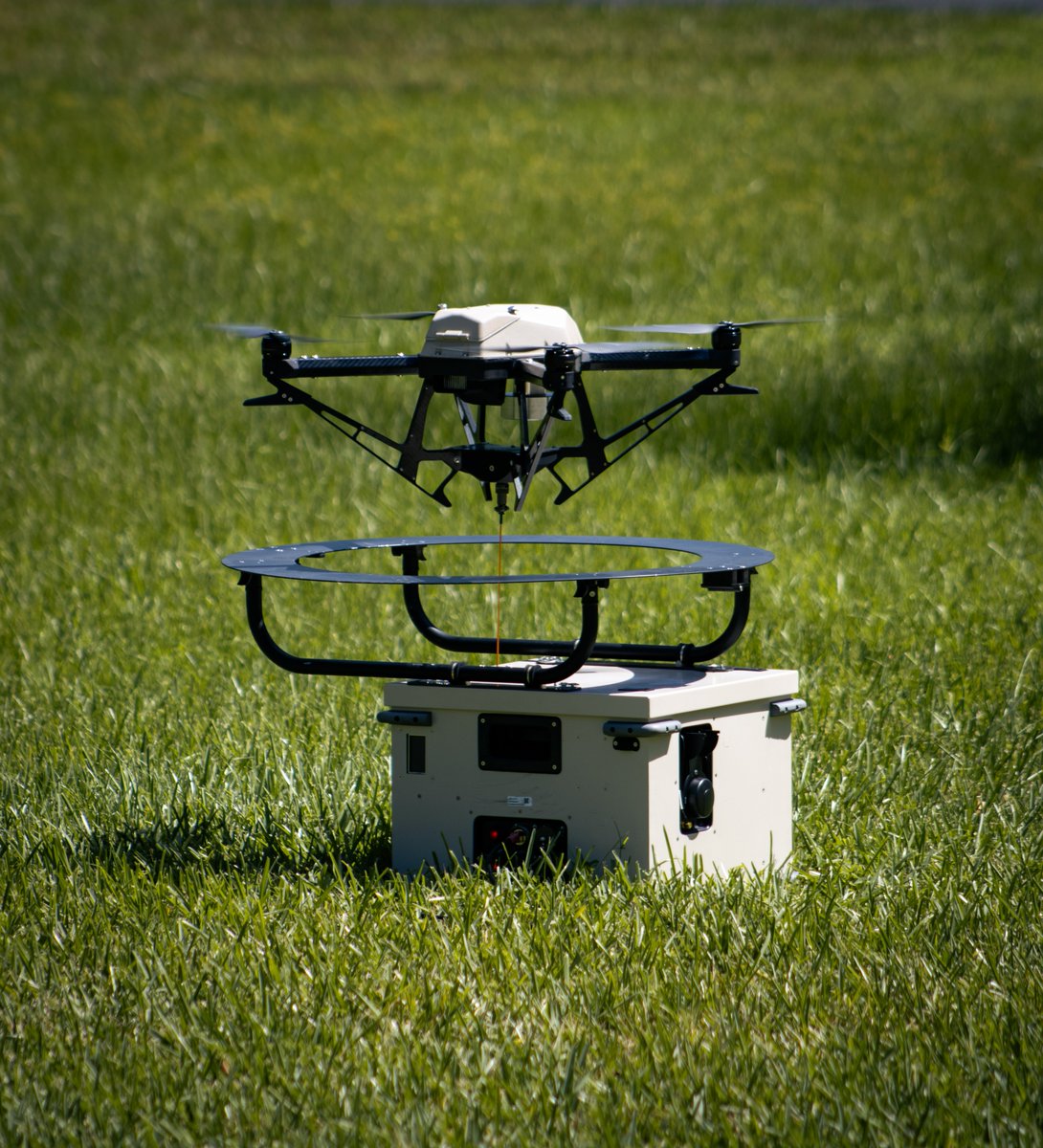 HoverflyTech's tweet image. Hoverfly&apos;s systems are specifically designed to make landing a precise maneuver. This picture shows you the automated alignment right before it lands in the ring!
#Hoverfly #VHA #Precisionlanding #TetheredUAS