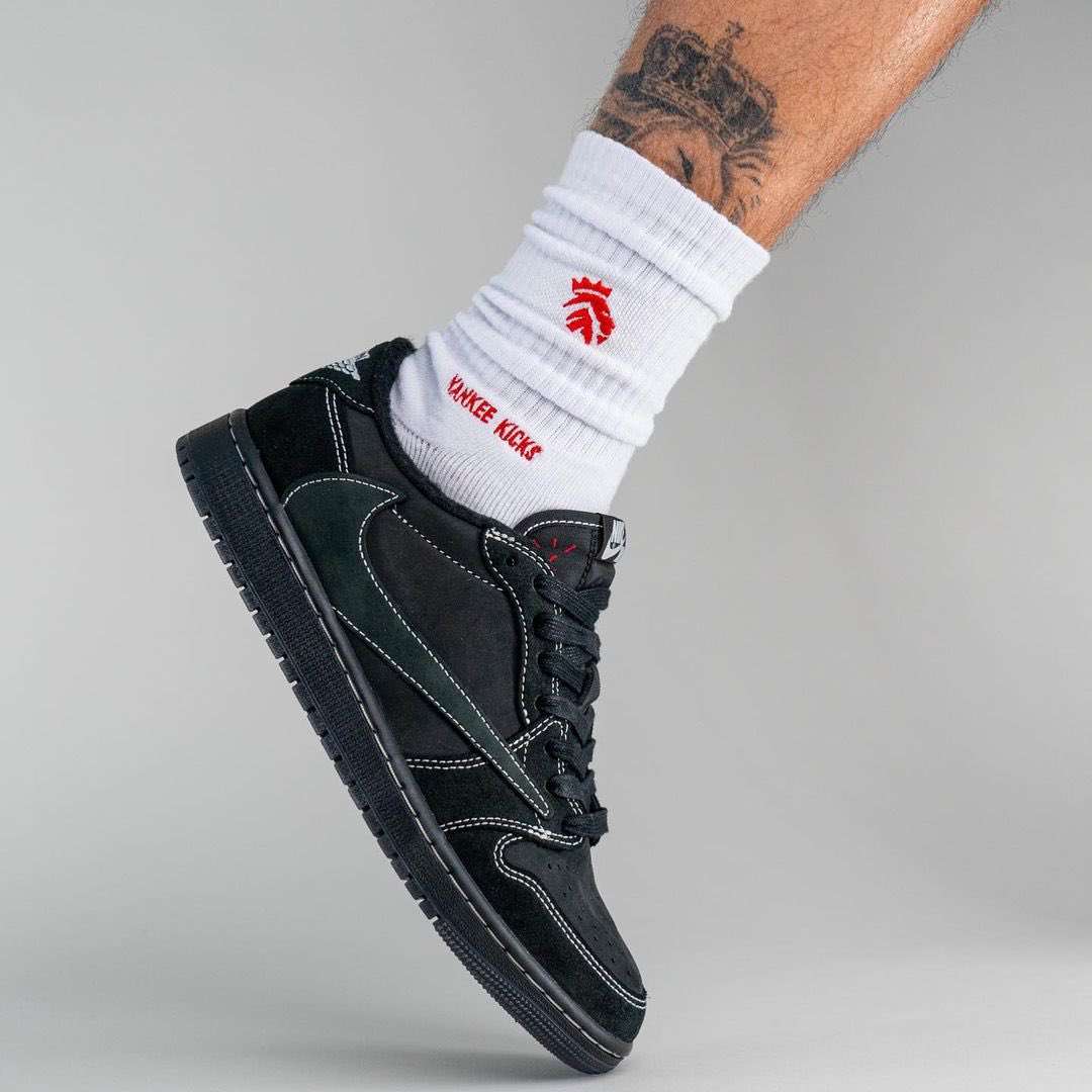 Sneakerologue's tweet photo. Nouvelles images de la Travis Scott x Air Jordan 1 Low “Black” portée !

Sortie prévue en Décembre https://t.co/v2F4siTOHd