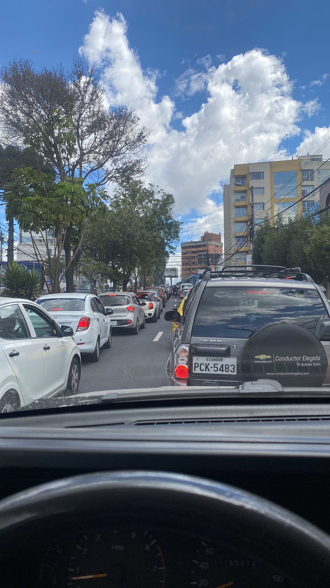 xavibiker's tweet photo. Redondel Eloy Alfaro y Colon  atender la circulación @AMTQuito https://t.co/m0TJvhSWQd