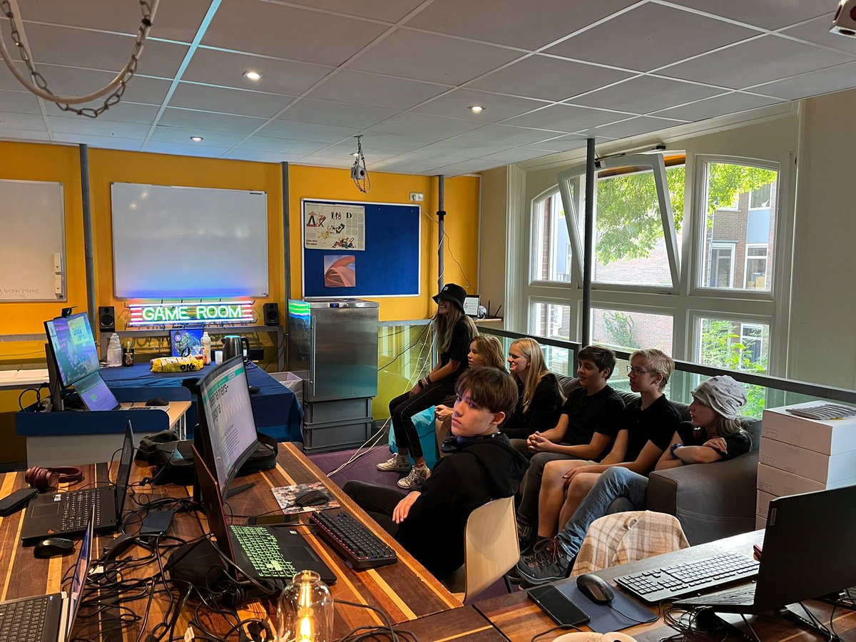 praedinius's tweet photo. #scholenchallenge #wijhebbendetoekomst #hackathon #eatsleephackrepeat #hackathonstrijders https://t.co/RC7DLDqIQb