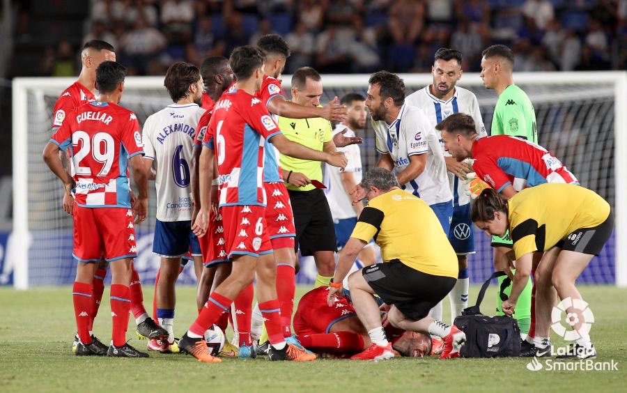 Yendy_Hernandez's tweet photo. 🟡 El liderato de #LasPalmas. La capitanía de #Mfulu. Los goles de #MarcCardona. La recuperación tras el derbi de semifinales (Min 4)
🔵 Las lesiones en el #Tenerife. Fichajes tardíos. Aparece la cantera (Min 11)
🆕 Arranca el curso en #JuegoDePlata.
📱 https://t.co/zs1S4ItXGm https://t.co/SpX66FVUNL
