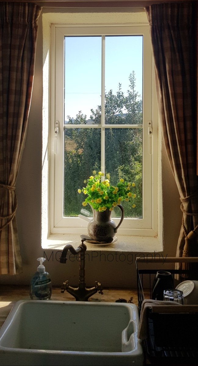 MGreenPhotogra1's tweet photo. Just love the vernacular look #vernacular #wondows #ireland #wildatlanticway #ardara #rural #nature #weekend #discover #explore #hotwaterbottle #belfastsink #flowers #home #exploredonegal #donegal #countryroads #architecture https://t.co/zsHoq8QMd6