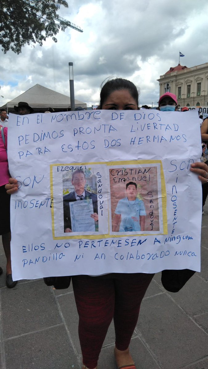 LazurdaXotchitl's tweet photo. La voz de nuestro sufrido Pueblo:

"En el nombre de Dios pedimos pronta Libertad para estos dos hermanos, son inocentes. Ellos NO pertenecen a ninguna pandilla ni han colaborado nunca"

Por eso #El15Marchamos #ElSalvador https://t.co/VpbBqcA1uY