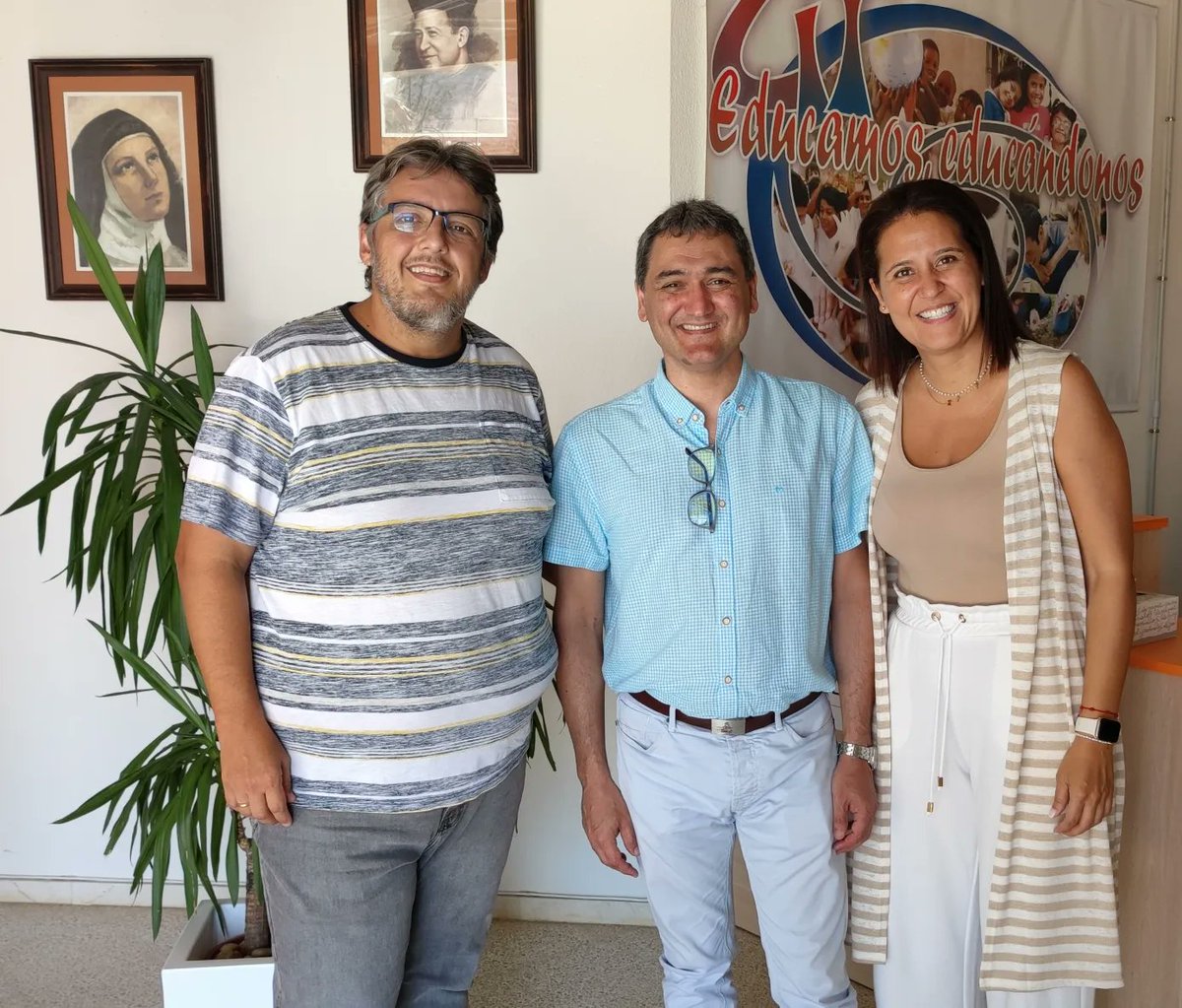 Hoy tuvimos la alegría de recibir la visita de alguien de "casa". Paco López, Delegado Diocesano de Enseñanza de la Diócesis de Canarias, y antiguo alumno de la primera promoción de nuestro colegio. Un Teresiano de corazón. #antiguosalumnos #UnaSumaBrillante @feteresiana