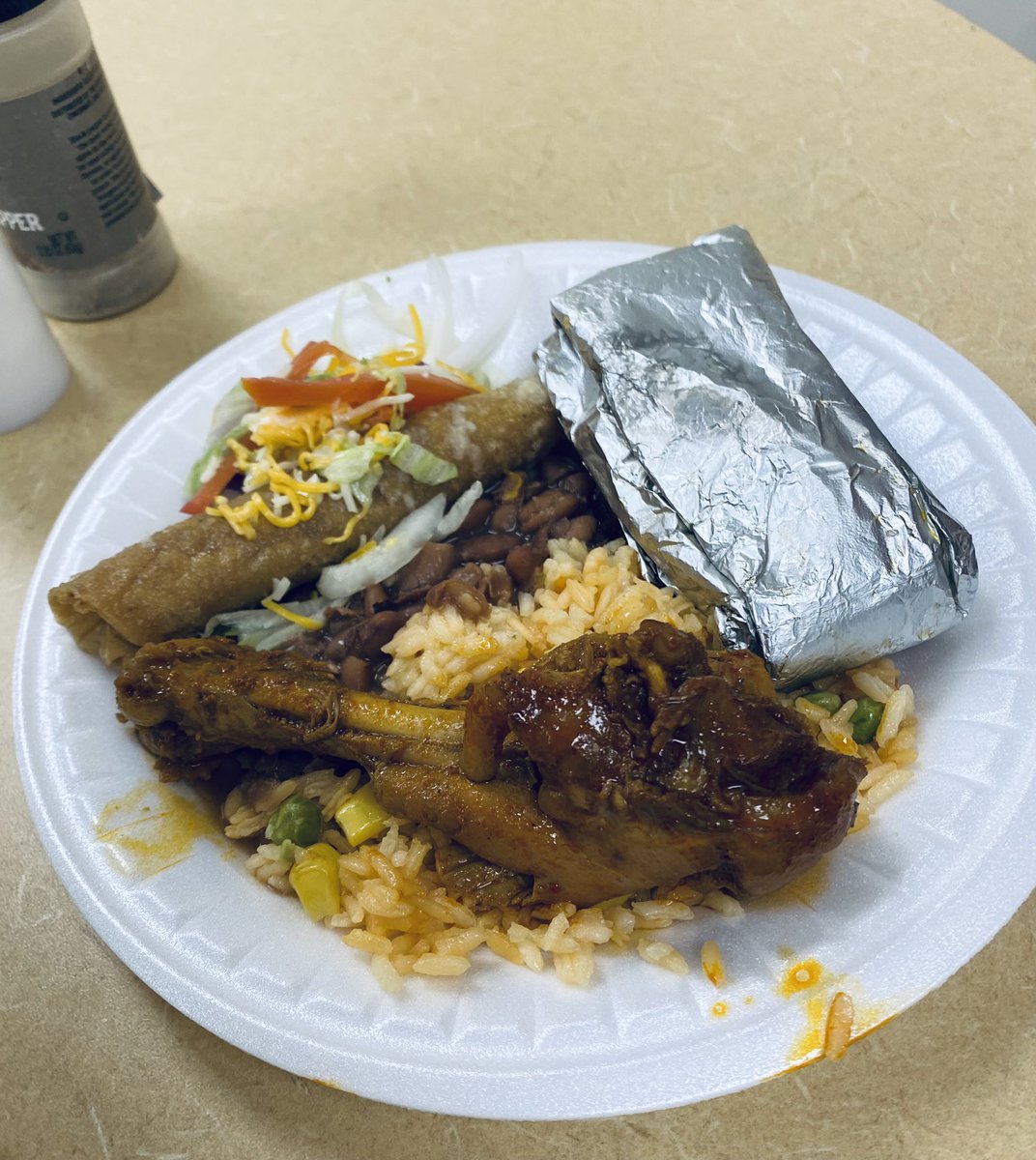 Thank you <a href="/PalmerAilyn/">Mrs. Ailyn Palmer</a> for coming into our classroom, the amazing lunch,  &amp; all your kindness. Nosotras te amamos! #HispanicHeritageMonth2022 <a href="/MillerRdgTweets/">Miller Ridge Elementary School</a> #middierising