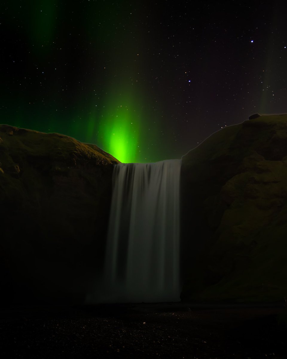 gonewithshaun's tweet photo. She came dancing again 💃💚

📍Skogafoss, Iceland 🇮🇸 

#aurora #northernlights #iceland #travelphotography https://t.co/yFMHakNOGF