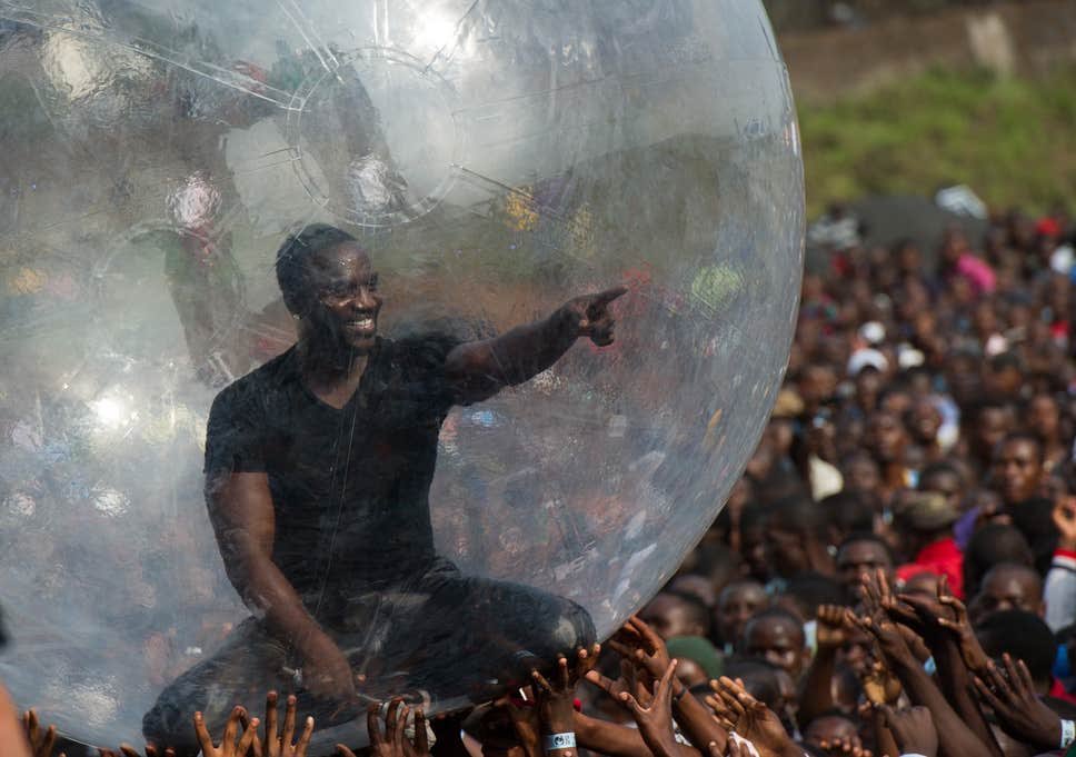 Chewy9991's tweet photo. @XXL That time Akon performed in a bubble when Ebola was at it's peak 😂 https://t.co/iUT7Hi9kB9