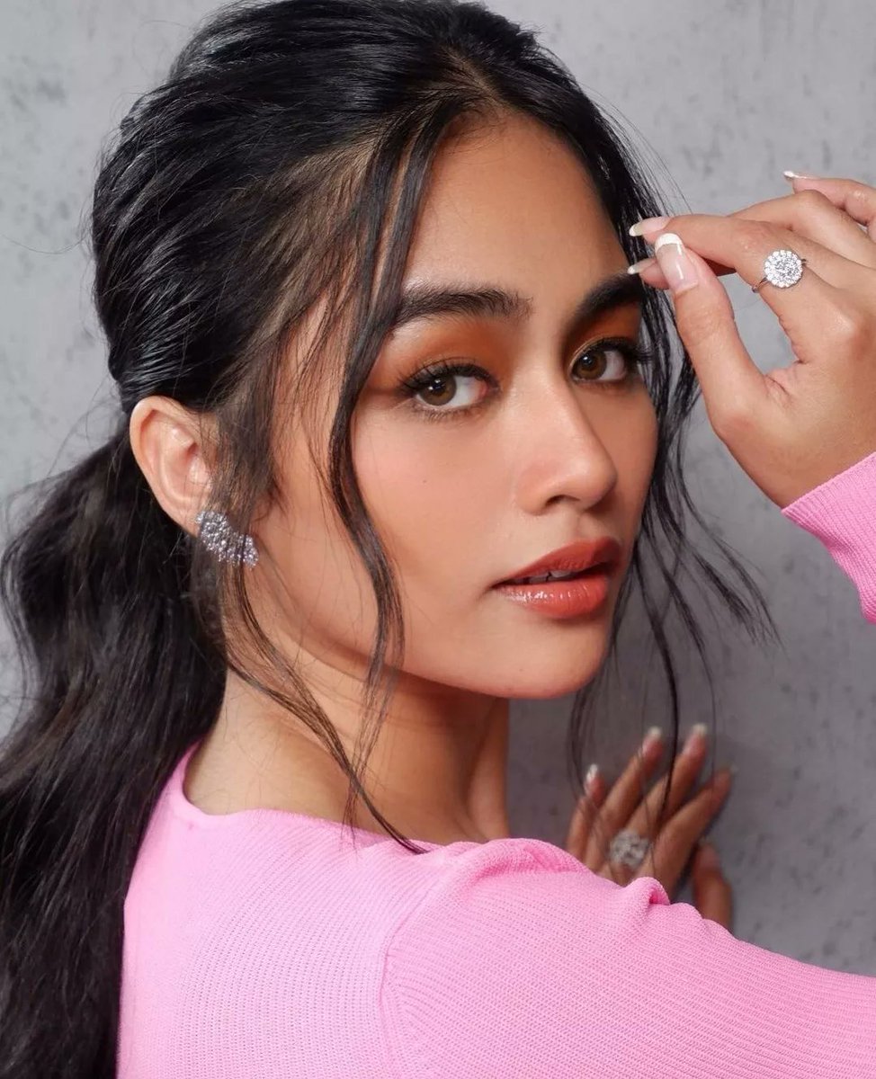 VivoreeU's tweet photo. Reposted from @aronguevara_ Vivoree 💕
@vivoree 

Makeup @aronguevara_ 
Hair @chinomaniquiz 
Stylist @alonamaui @carvey_sam  

#Vivoree | @vivoree

https://t.co/aLRdR7uPJE https://t.co/Rt46QjKGoY