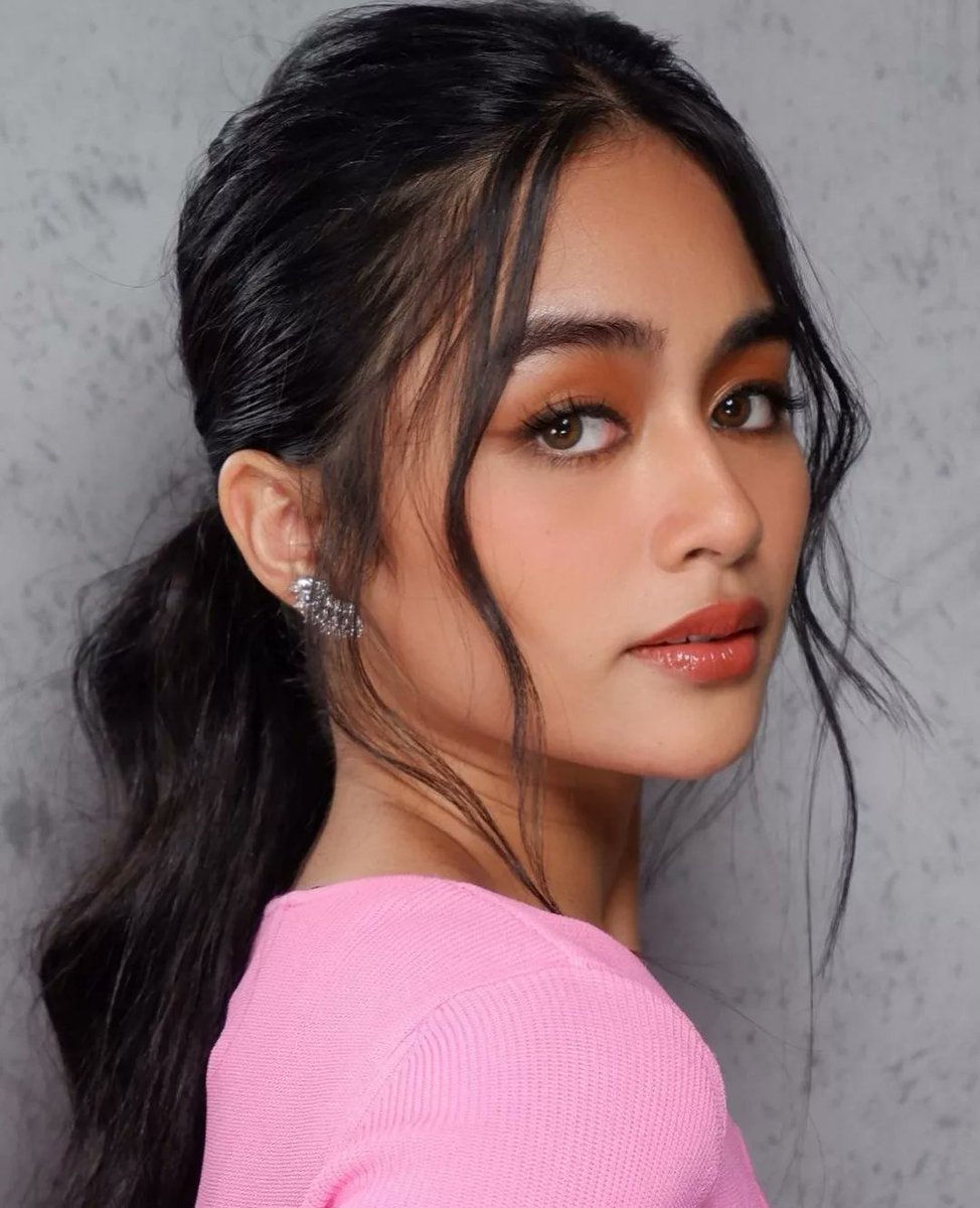 VivoreeU's tweet photo. Reposted from @aronguevara_ Vivoree 💕
@vivoree 

Makeup @aronguevara_ 
Hair @chinomaniquiz 
Stylist @alonamaui @carvey_sam  

#Vivoree | @vivoree

https://t.co/aLRdR7uPJE https://t.co/Rt46QjKGoY