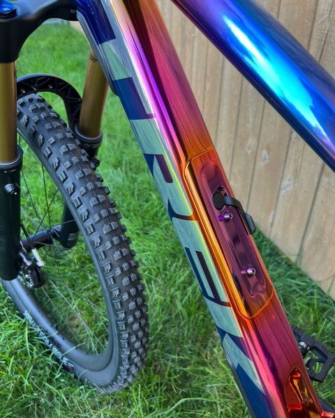 cosmichrome's tweet photo. Incredible Cosmichrome work by the folks at @TrekBikes 
Multiple candy  colors blended to achieve a masterpiece for #Fuelex. 👍@Jaymac751 for the photos. He's a painter for Trek's Project One Division. 

#spraychrome #oilslickchrome #customchrome #candychrome #madone #trekmadone https://t.co/EY6Bm3Evtt