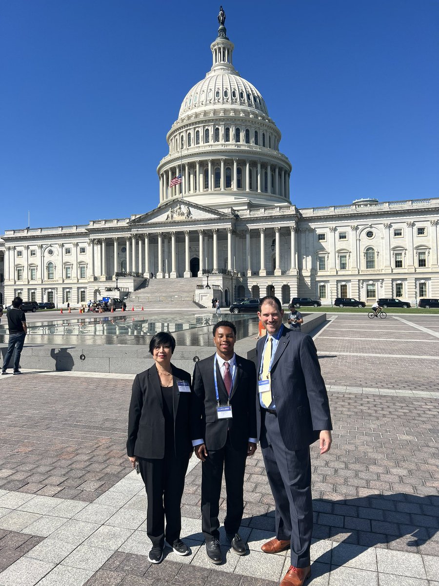 Well clearly someone from @RallyForNIH met with the weather man yesterday…what a gorgeous day to return to in-person advocacy! @AcadRad was so honored to be included and bring along some advocates from our community. Until next year, #RallyMedRes. #FundHealth #FundNIH