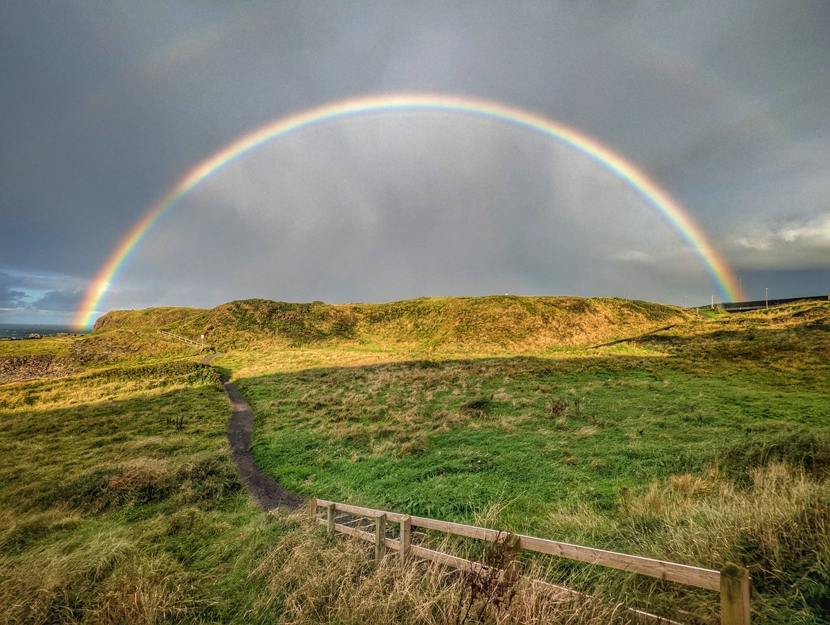 lennox91's tweet photo. Classic #rainbow on the north coast ni. #portrush The cliff path delivers some #superviews https://t.co/eevZGGaFW7