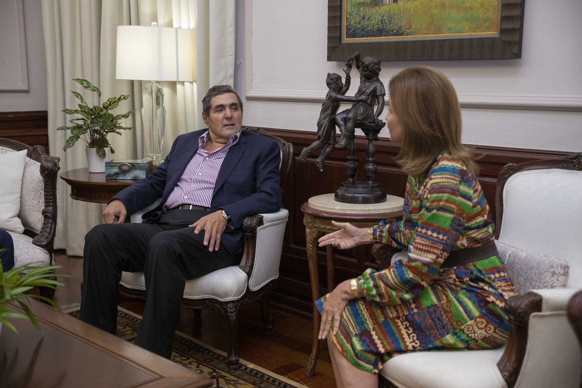 En aras de continuar generando estrategias e ideas que sumen al bienestar de cada dominicana y dominicano, la Vpdta. <a href="/RaquelPenaVice/">Raquel Peña</a> se reunió con el Dr. <a href="/wilsonmourad/">Dr. Wilson Mourad</a> y el señor Jesús Fernández.