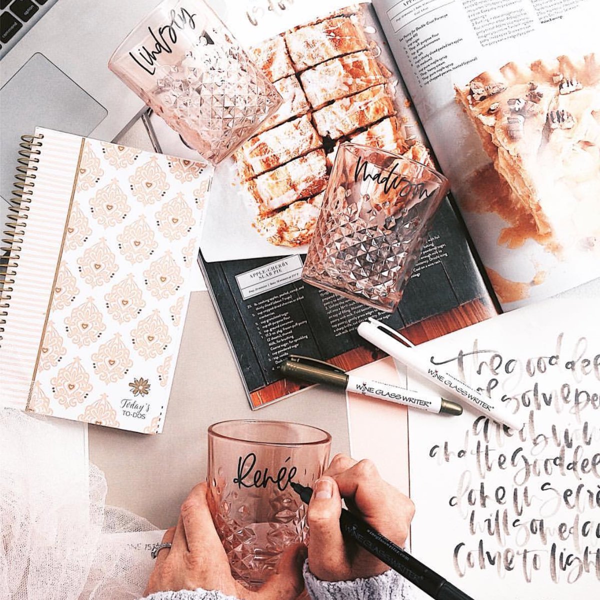 Our White and Gold Wine Glass Writer Pens (P/N 34224) are hard to beat! Never forget which wine glass is yours again. SHOP NOW: iwawine.com/wine-glass-wri… #gift #IWA #InternationalWineAccessories #WGW #WineGlassWriter