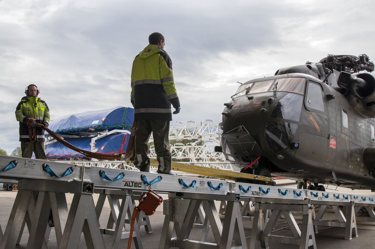 Team_Luftwaffe's tweet photo. Test Test Test
Transport für den Transporter.
Der mittlere Transporthubschrauber #CH53 wird innerhalb von wenigen Stunden in die BELUGA ST - ein Luftfahrzeug mit einem der größten Frachträume der Welt - verladen. Sitzt, passt, wackelt und hat Luft. @Airbus https://t.co/4fBHnt2hCY