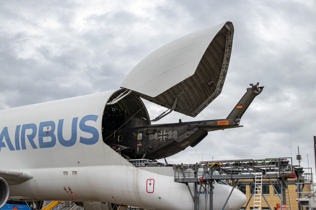 Team_Luftwaffe's tweet photo. Test Test Test
Transport für den Transporter.
Der mittlere Transporthubschrauber #CH53 wird innerhalb von wenigen Stunden in die BELUGA ST - ein Luftfahrzeug mit einem der größten Frachträume der Welt - verladen. Sitzt, passt, wackelt und hat Luft. @Airbus https://t.co/4fBHnt2hCY