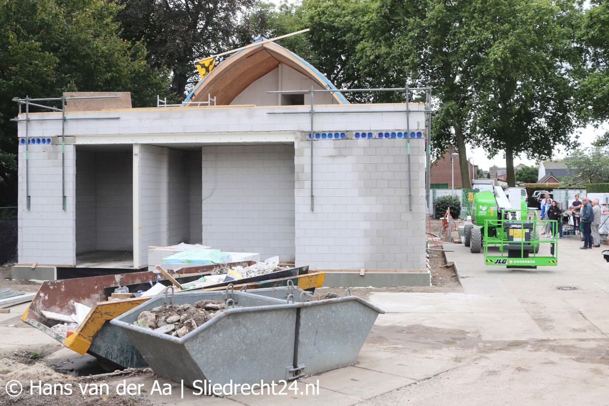Na de traditionele ‘vlag-in-top-viering’ was er voor de aanwezigen nog gelegenheid om aan een rondleiding met uitleg door Lagendijk deel te nemen. (Foto's Hans van der Aa / Sliedrecht24) #Tweetbijartikelen #Sliedrecht24