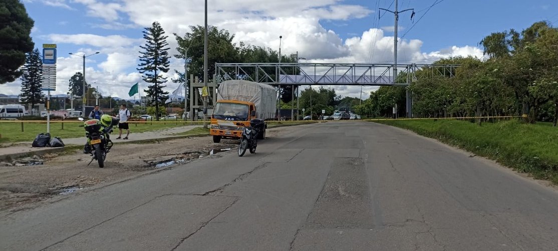 BogotaTransito's tweet photo. [03:30 p.m.] #AEstaHora grupo de criminalística llega al punto. 

Unidades de @TransitoBta y Agentes de Tránsito del 
@SectorMovilidad apoyan la regulación del tráfico en la zona. https://t.co/wIN2hL3g7t