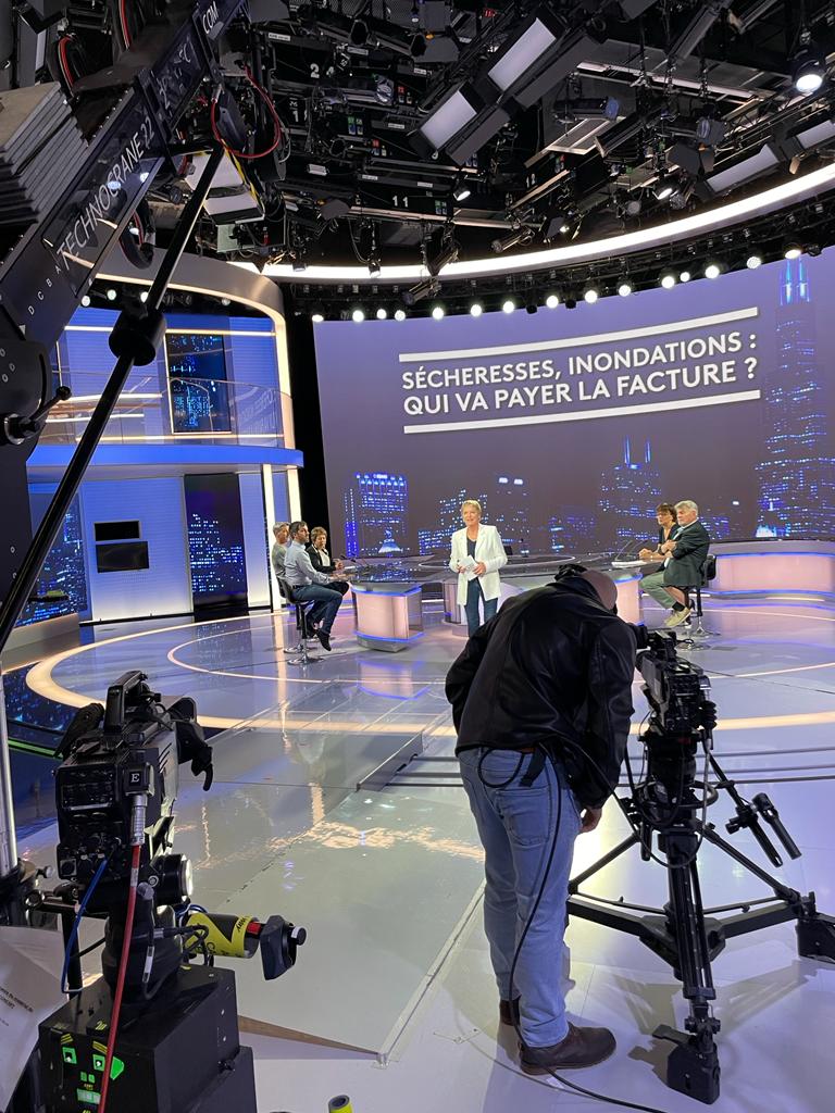 cashinvestigati's tweet photo. #cashinvestigation A suivre un débat animé par @EliseLucet. Comment être mieux indemnisé ? Quelles sont les régions les plus exposées au changement climatique ? Comment faire face à ces nouvelles menaces ? @cashinvestigati Une enquête, un débat, des solutions. https://t.co/n9nFOE4sRV