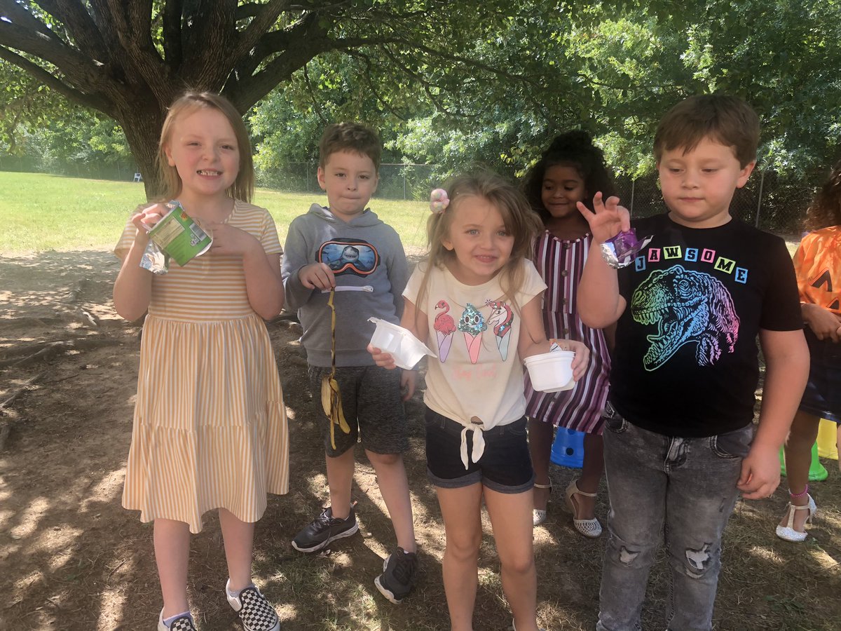 Shoutout to some of my firsties for spending part of their recess finding trash without being asked. Showing some  positive leadership! <a href="/CENT_Tweets/">Centennial Panthers</a>
