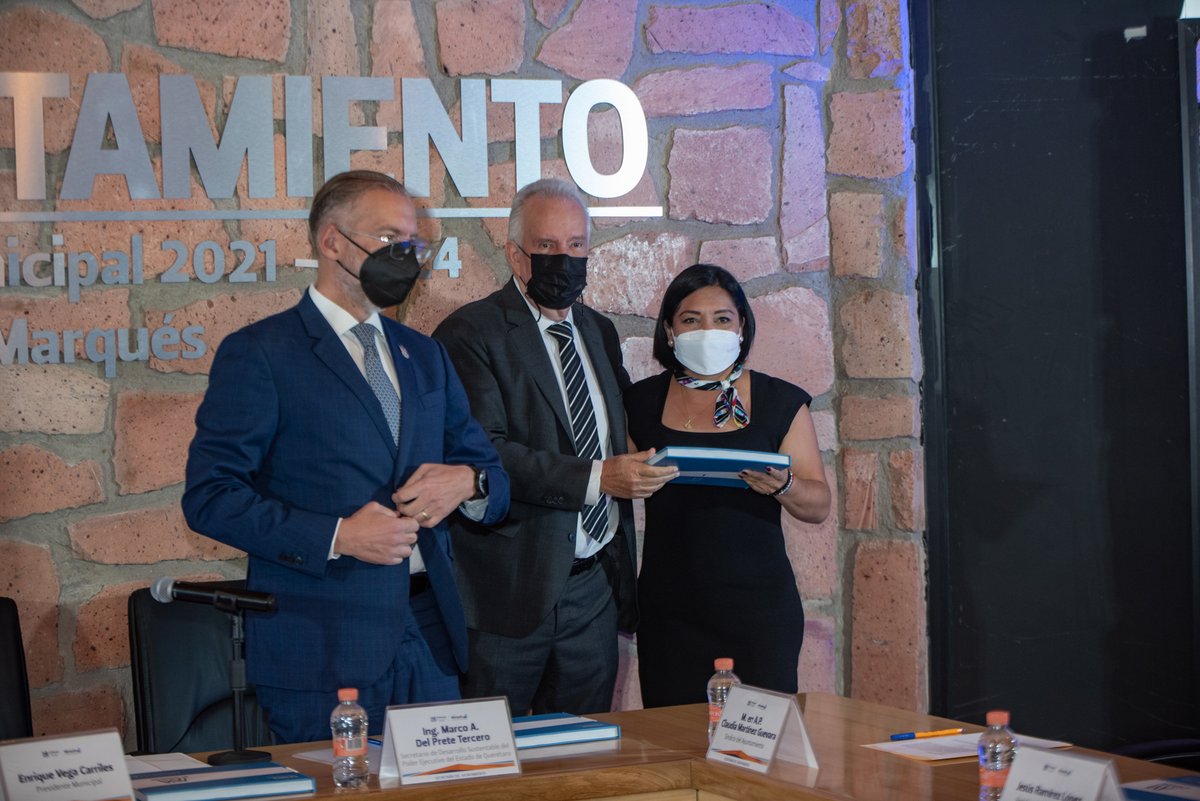 El día de hoy rendí, ante el H. Ayuntamiento de El Marqués, el primer informe de esta administración municipal. Tenemos la firme visión de la reconstrucción del tejido social para seguir impulsando la seguridad y el desarrollo integral de las familias marquesinas. (1/2)