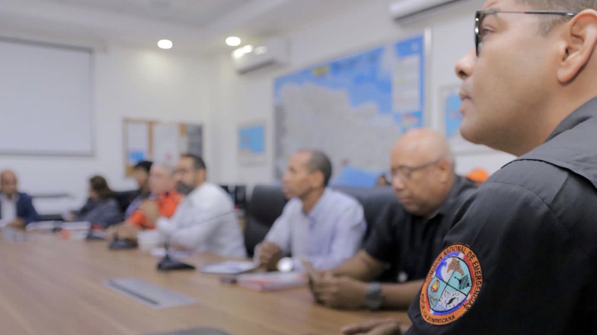Encabezamos una reunión con los de la directores @defensacivilrd para dar seguimiento a las medidas adoptadas a partir de la creación de la tormenta Fiona.

Activamos los protocolos de monitoreo y nos declaramos en sesión permanente para observar la trayectoria de este fenómeno.