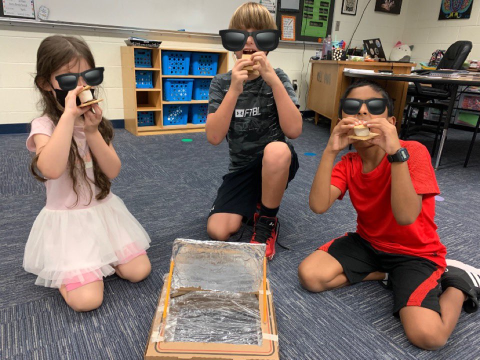 Ms_cortes05's tweet photo. Everything is sβmore fun with friends! Our 3rd grade eagles put their solar ovens to work and tested the suns energy. βοΈThey had the opportunity to explain what they have learned throughout the week to the 2nd graders and shared a delicious treat with them. #FA22Interns @DSC_SOE https://t.co/uVgUlKpeok
