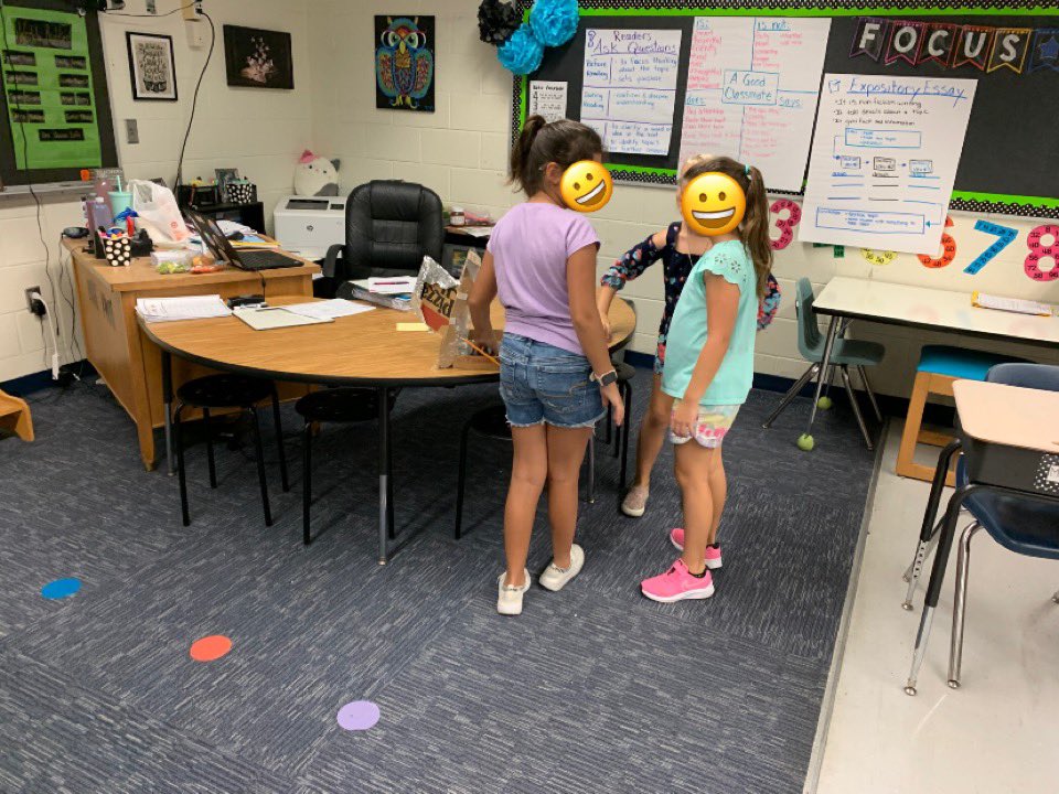 Ms_cortes05's tweet photo. Everything is sβmore fun with friends! Our 3rd grade eagles put their solar ovens to work and tested the suns energy. βοΈThey had the opportunity to explain what they have learned throughout the week to the 2nd graders and shared a delicious treat with them. #FA22Interns @DSC_SOE https://t.co/uVgUlKpeok
