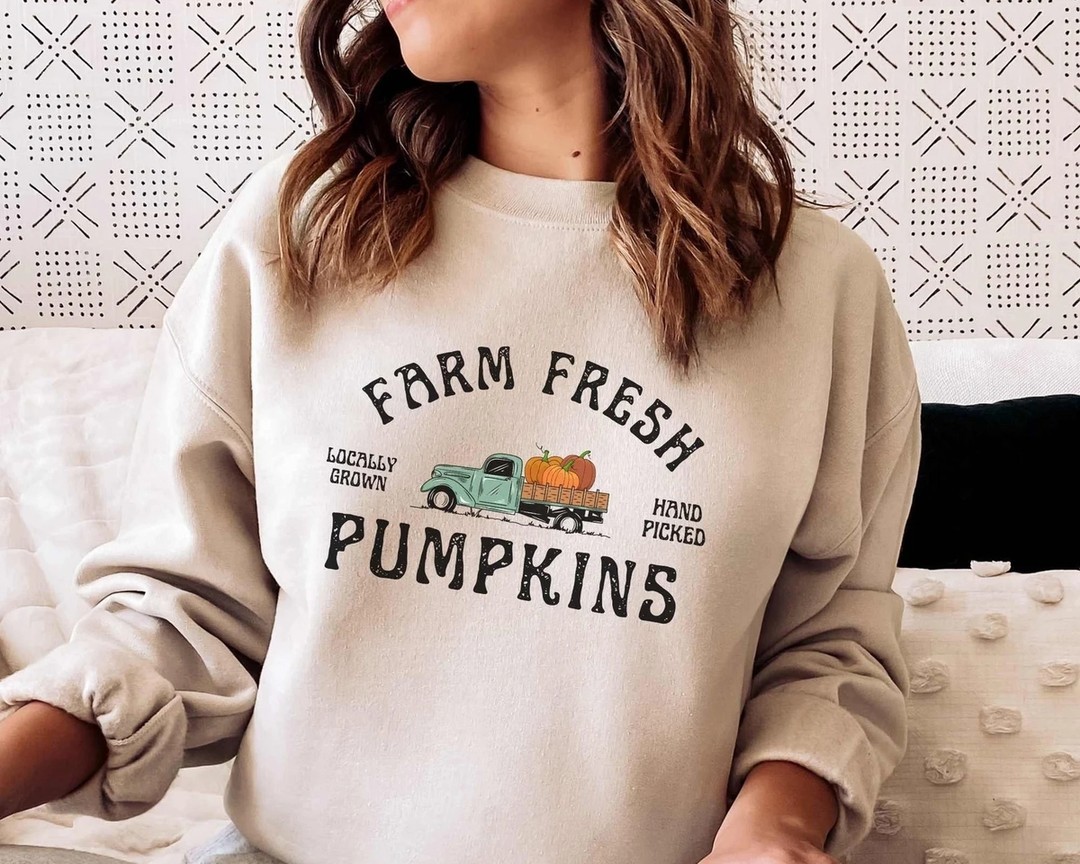 Add a little country charm to your fall wardrobe with our adorable #farmfresh crewneck sweatshirt #gooddays