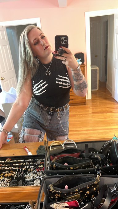 Going on a date tonight! 🖤💀 https://t.co/HVM1X6ApYz<a href="/tag/ootd"class="tags"><span>#ootd</span></a>