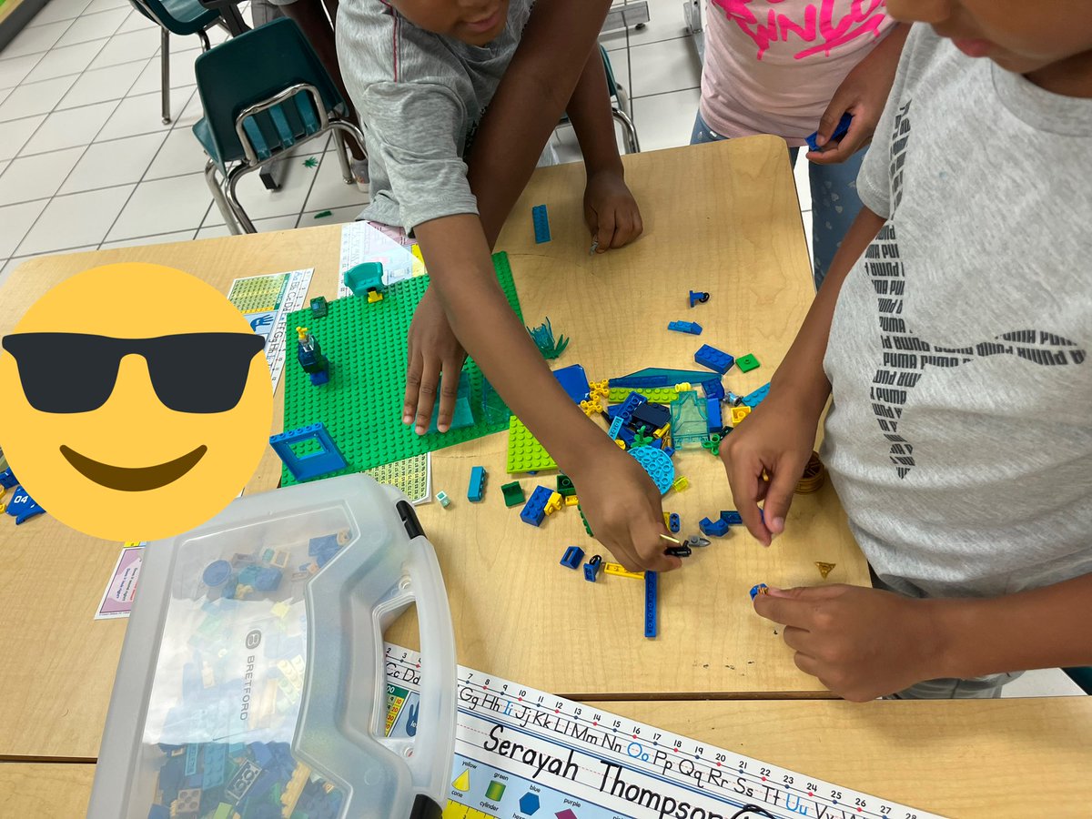 mrsamberbush's tweet photo. Thanks @NuckolsNews for the #sel through #steam activity from #vbilss! Weโre building relationships and getting to know our friends! #lego #wheelofnames #vbits @dspringses #diamondtough #learningtofly https://t.co/9n2ILFSV1t