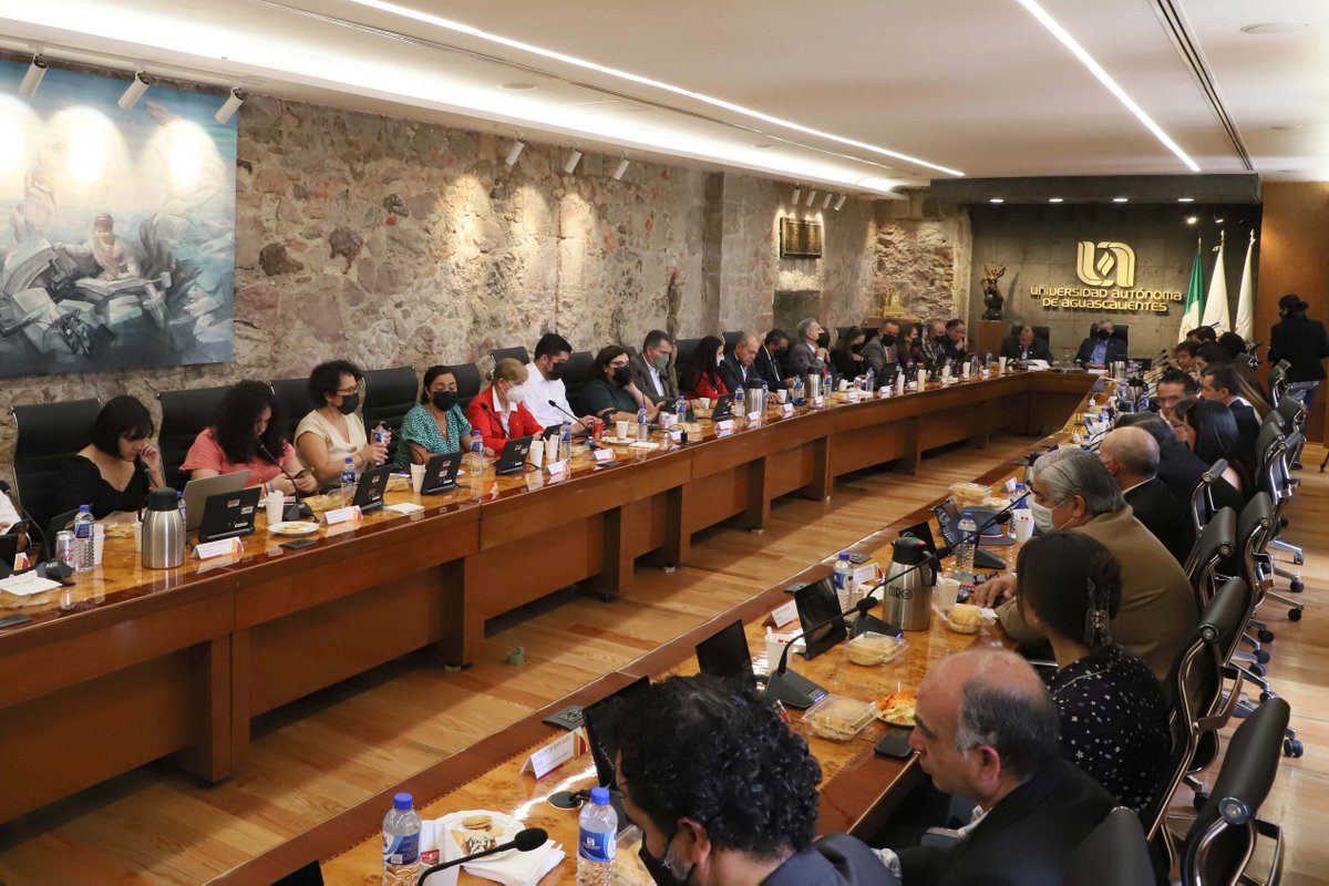 El día de hoy presidí la reunión extraordinaria del H. Consejo Universitario. Agradezco la responsabilidad de los representantes de la comunidad universitaria para tomar acuerdos en pro de nuestra Institución.
#SeLumenProferre