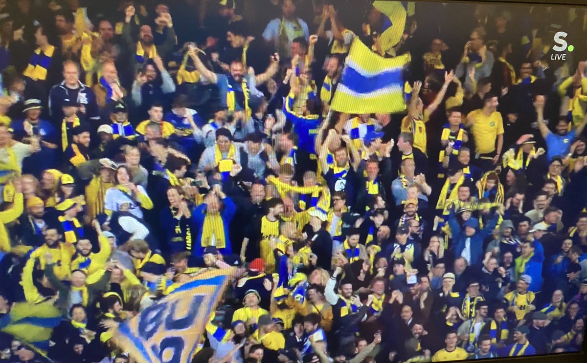 WillDowningComm's tweet photo. The legend of @UnionStGilloise continues to grow. From 1-2 down to 3-2 up in the blink of an eye, and a famous win over Malmö. Where does it end? #usgmal #uel https://t.co/7eTTQB89kp