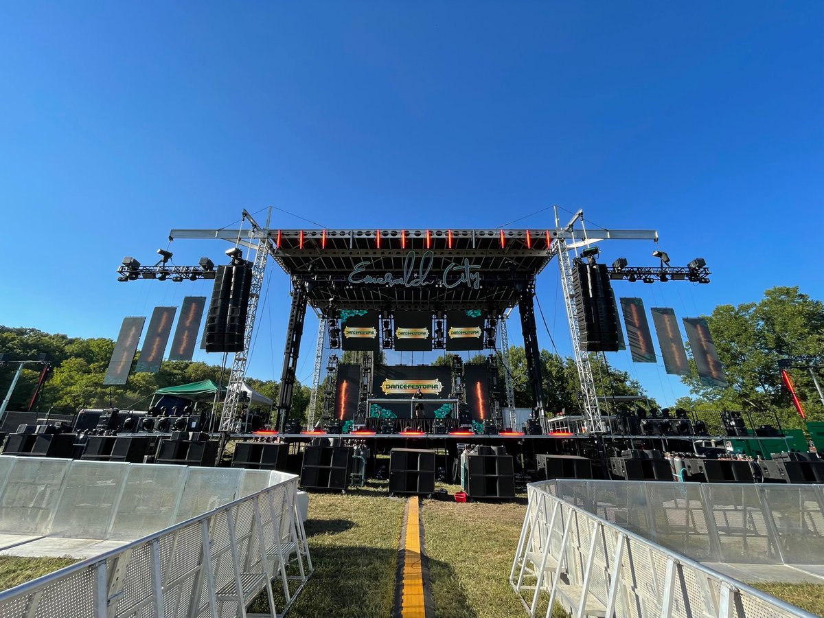 PKsound's tweet photo. #PKAlliance partner @logic_systems had a #TrinityBlack robotic system anchoring the Emerald City stage @Dancefestopia.
10 x Trinity Black per side w 26 x G218 subs & 6 x T10 front fills delivered the likes of @deadmau5, @SevenLionsMusic & more.
Fave set of the weekend? https://t.co/sbyPxaOFrH