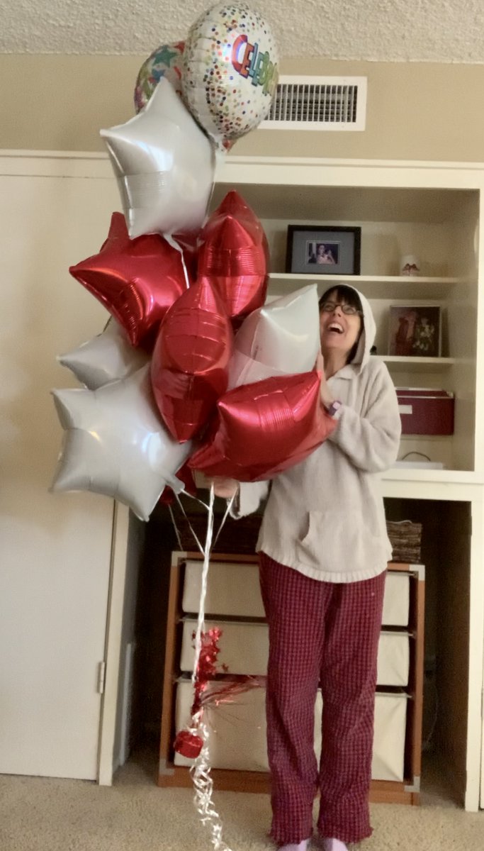 LaraJillMiller's tweet photo. 3/ I got balloons at my door! β‘ #bestagentever #bestagencyever #SBV https://t.co/zeS2xJHf1p