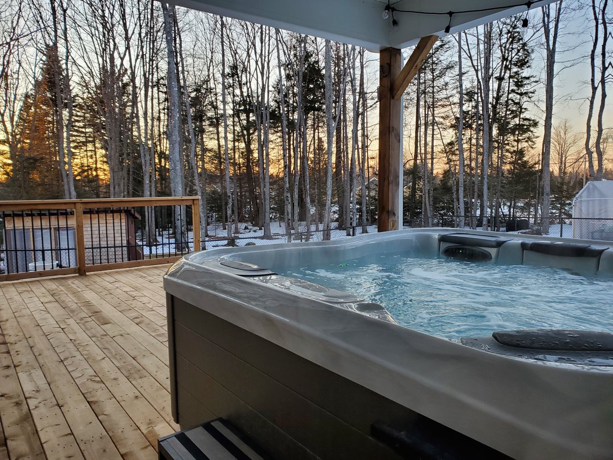 bullfrogspas's tweet photo. "Working mom of three, there isn't many opportunities for down time. It [R7L] has helped relieve stress, reduce muscle pain, and occurrence of migraine/tension headaches," said Marilyne.⁠
#bullfrogspas #hottub #spa #selfcare #busylife #relaxation https://t.co/IEMNr9sHb6